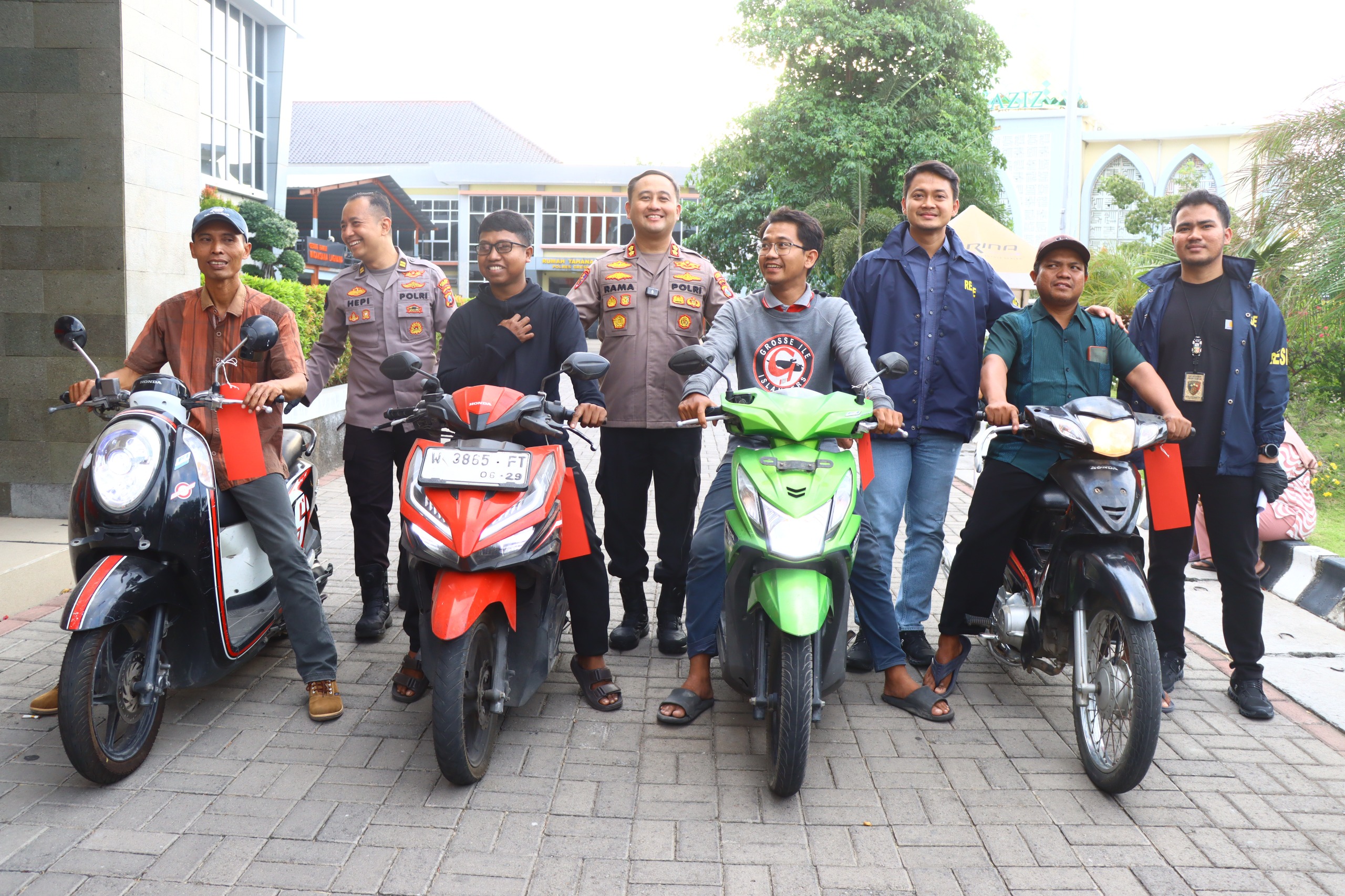 Kapolres Gresik Kembalikan Motor Curian kepada Korban, Dua Pelaku Diamankan