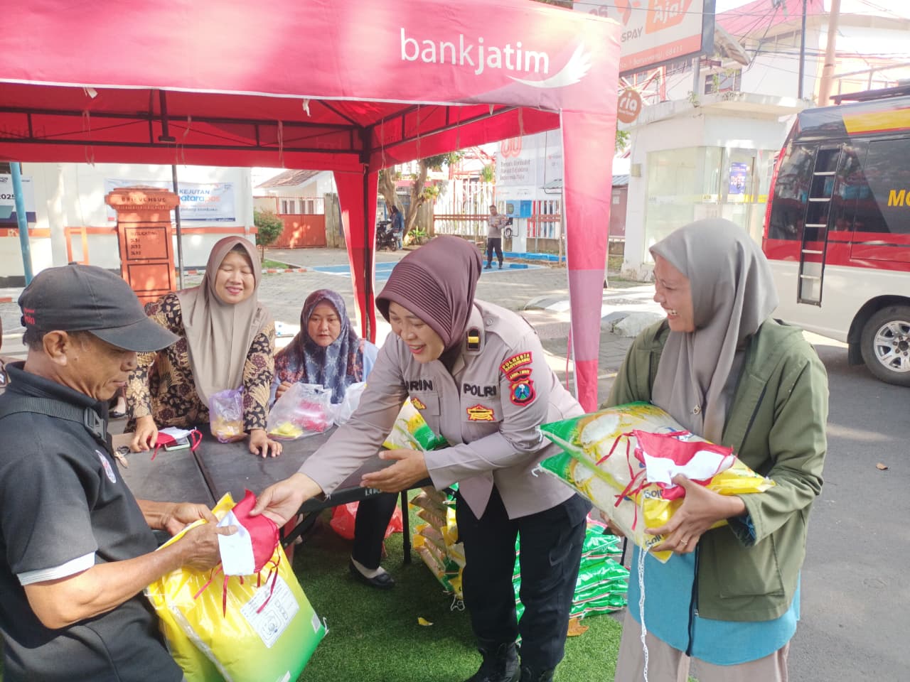 Gerakan Pangan Murah, Polresta Banyuwangi dan Bulog Gelontorkan 202 Ton Beras SPHP untuk Warga