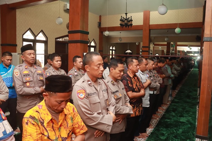 Polres Blitar Gelar Salat Gaib untuk Almarhum Driver Ojol Affan Kurniawan