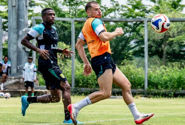 Tanpa Pelatih Kepala, Persebaya Fokus dan Profesional Hadapi Bhayangkara FC di Bawah Komando Uston Nawawi