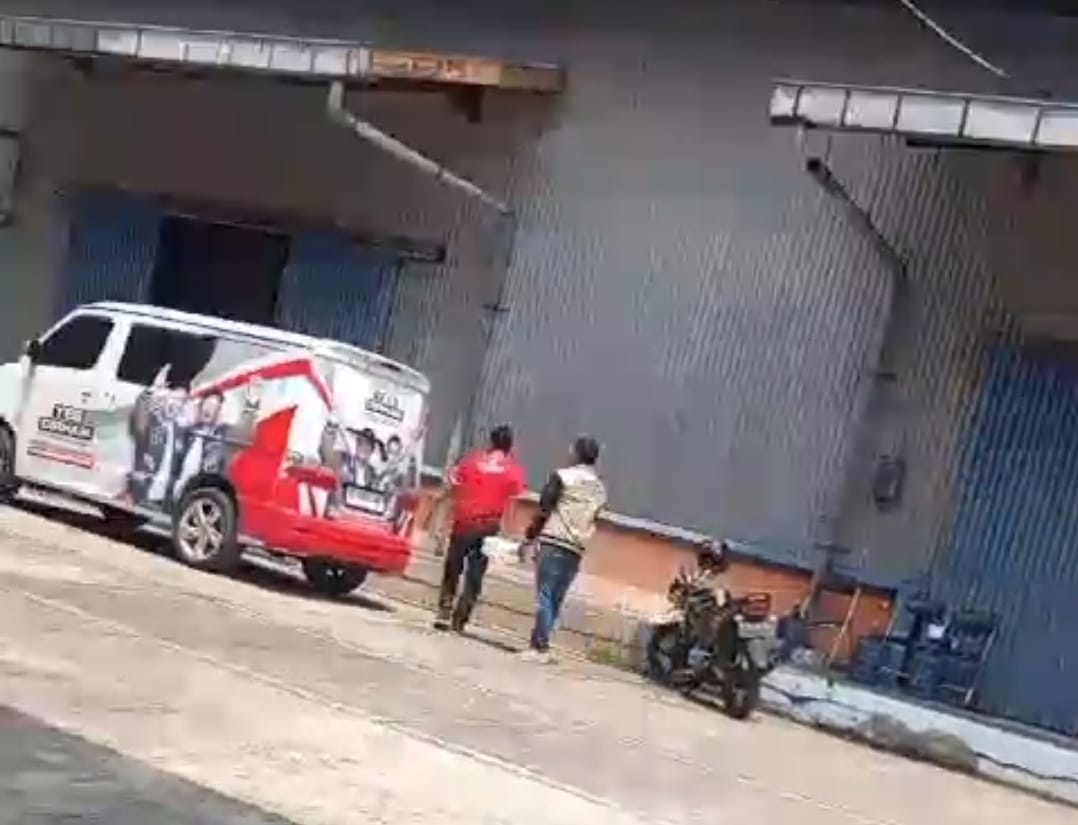 Mobil Branding Paslon Bupati Lamongan Bawa Bundel Kertas dari Gudang Logistik KPU, Bawaslu: Kita Klarifikasi