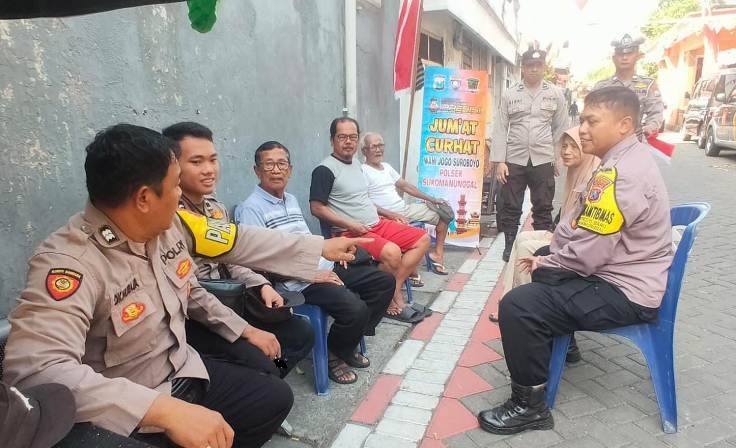 Jumat Curhat, Kapolsek Sukomanunggal Ajak Warga Simomulyo Baru Jaga Kamtibmas