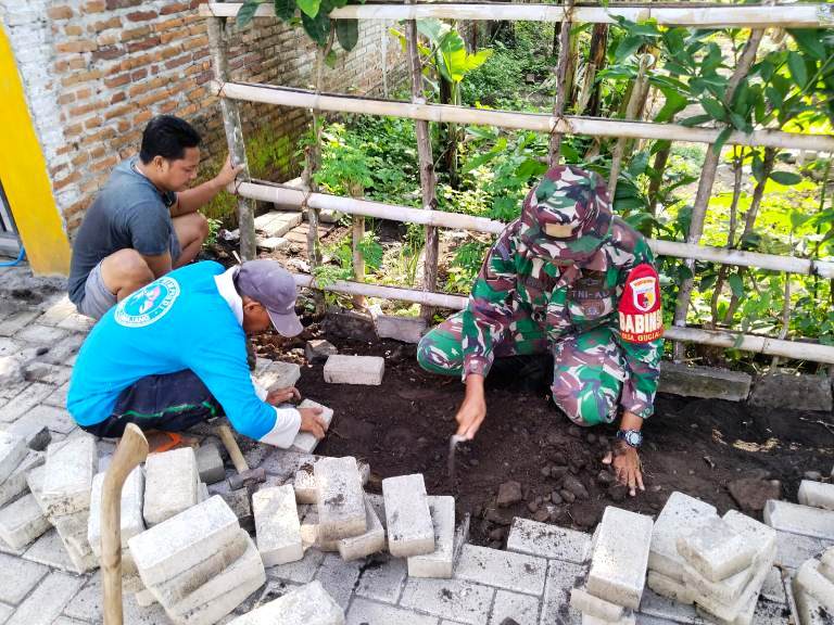 Babinsa dan Warga Margorukun Wujudkan Jalan Nyaman di Desa Kenongo