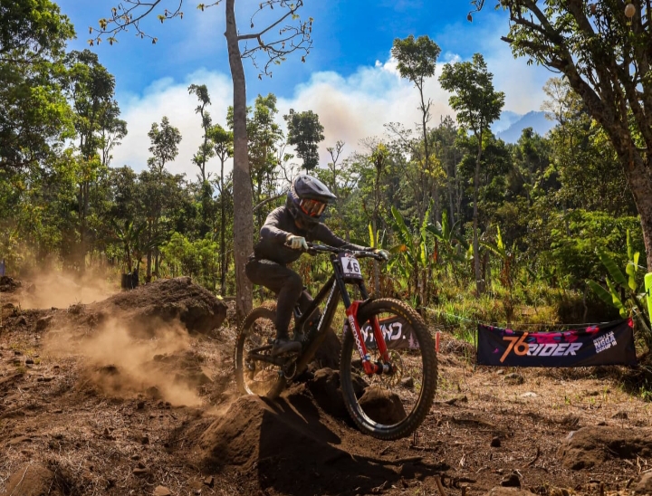 Lintasan Kering dan Debu Tebal Warnai Persaingan 76 Ultimate Downhill 2026 di Pasuruan