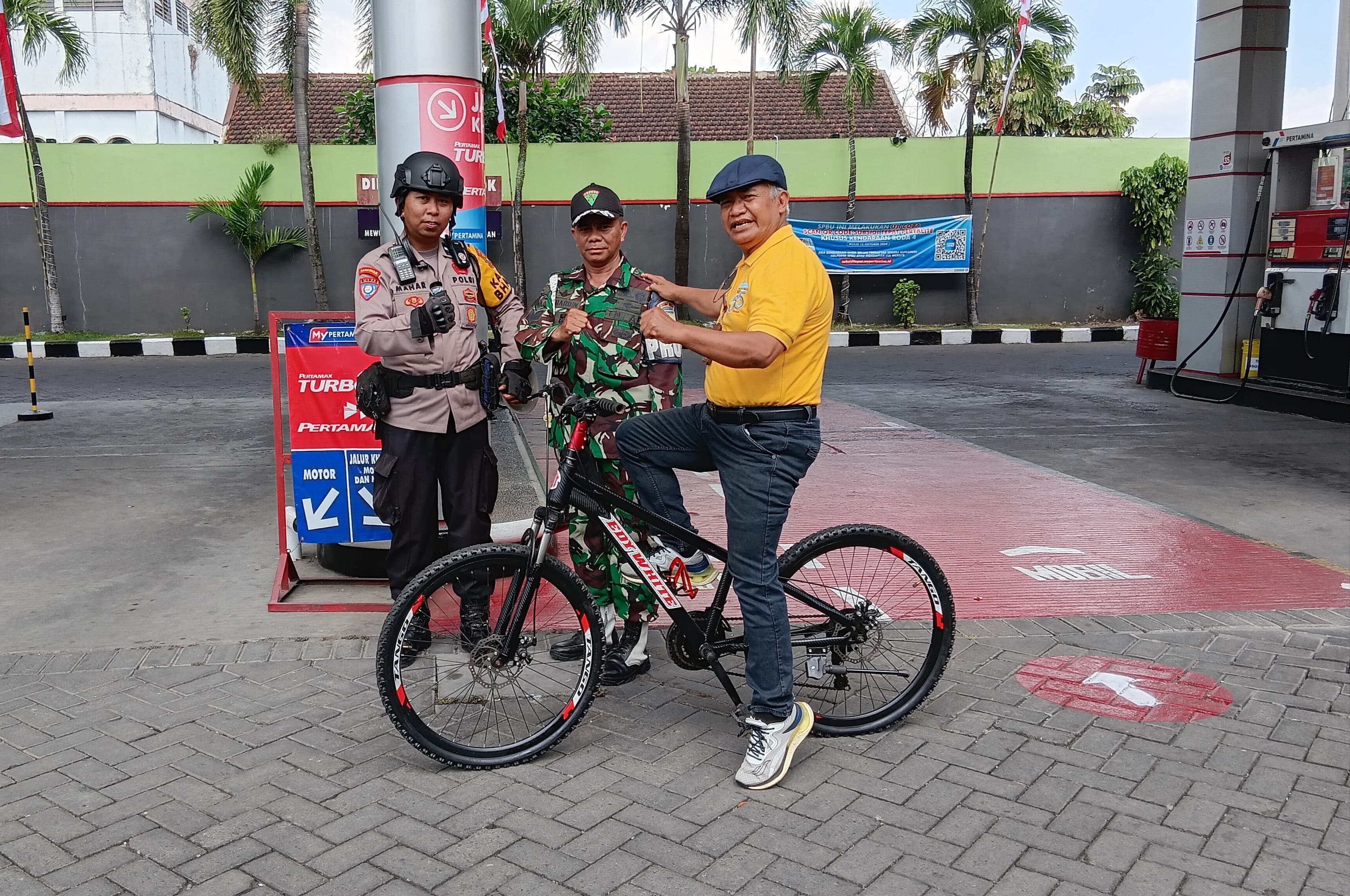 Pantang Menyerah di Tengah Krisis BBM, Jurnalis Memorandum Jember Edy Winarko Bersepeda