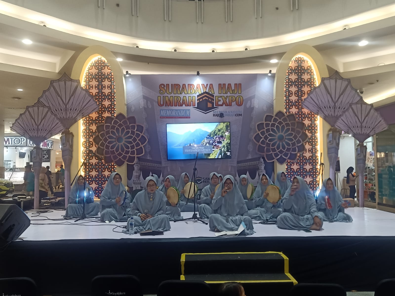 Grup Samroh Banjari Al Hikmah Gresik Memukau Pengunjung Surabaya Haji Umrah Expo 2024