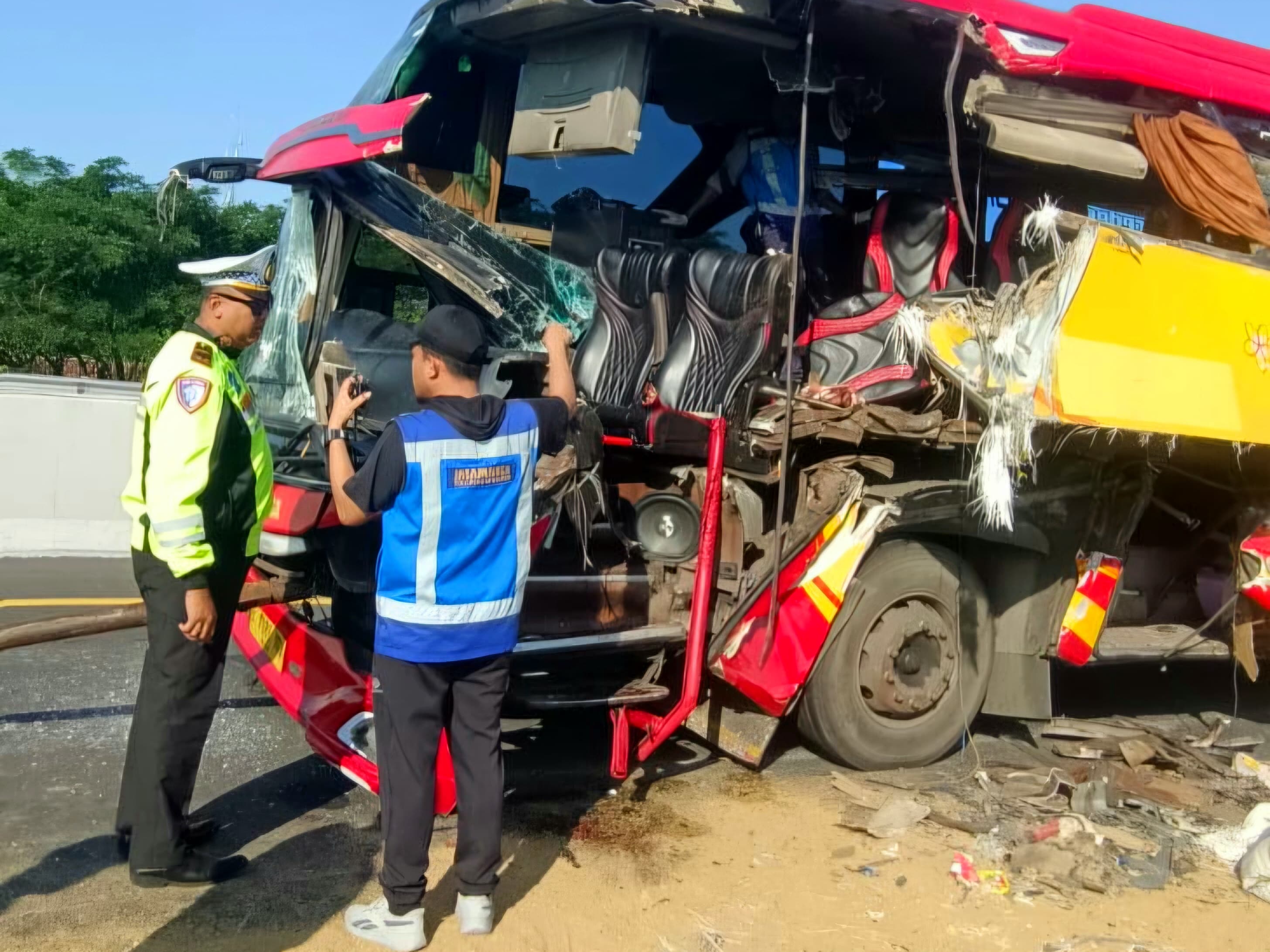 Bus Nusa Bali Hantam Truk di Tol Gempas, 12 Penumpang Luka-Luka