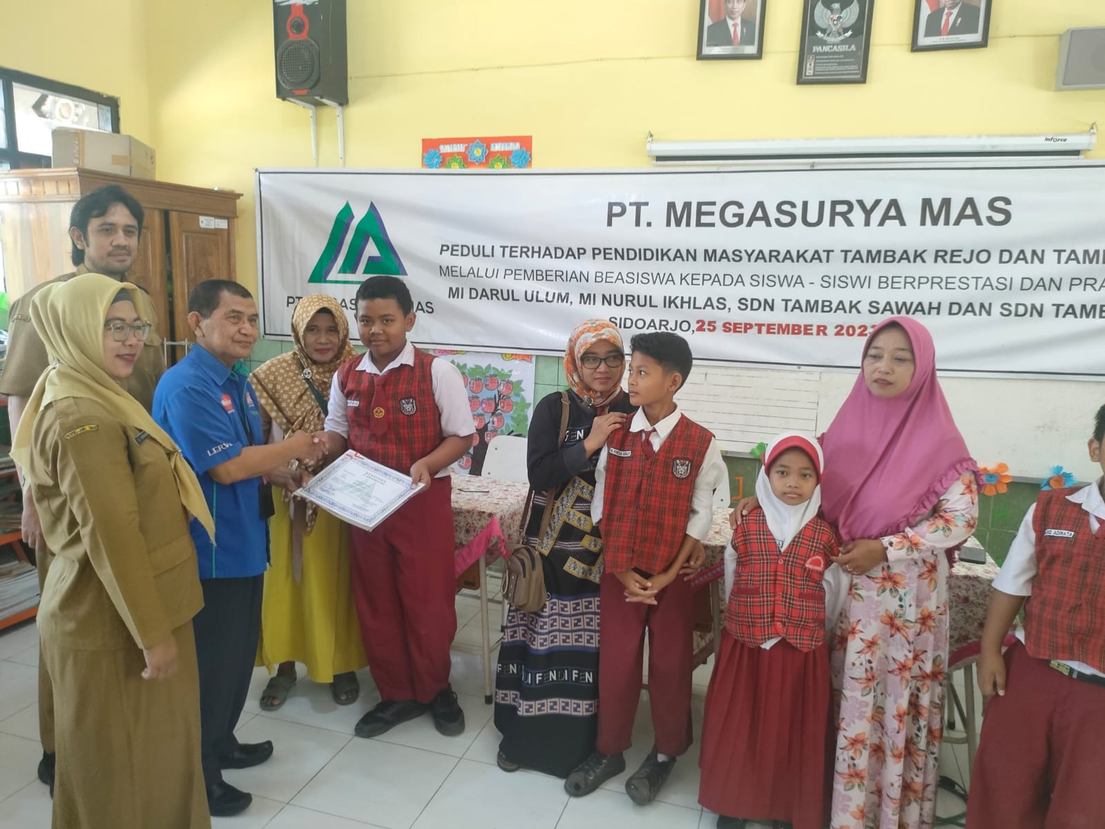 PT Megasurya Mas Beri Beasiswa 395 Murid SD dan MI di Sidoarjo dan Gresik