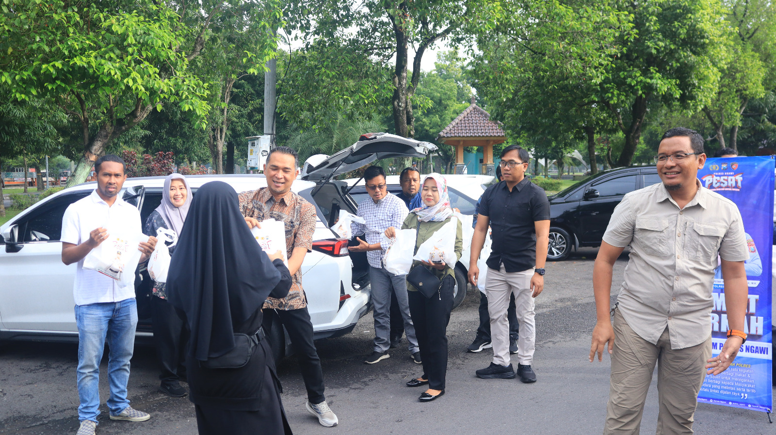 Polres Ngawi Gelar Jumat Berkah di Alun-alun Merdeka, Sat Intelkam Bagikan Paket Makanan