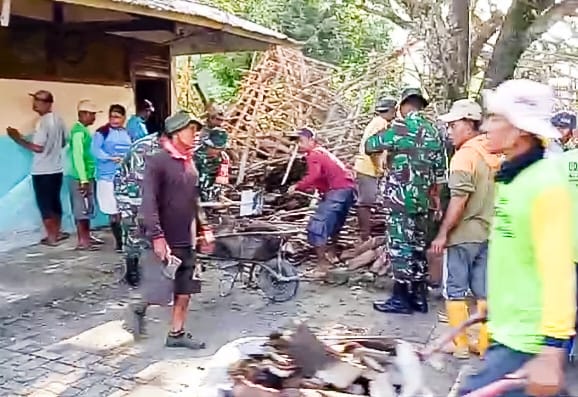 Babinsa Koramil Kepohbaru Bojonegoro dan Warga Gotong Royong Bersihkan Runtuhan Gedung SDN Pejok