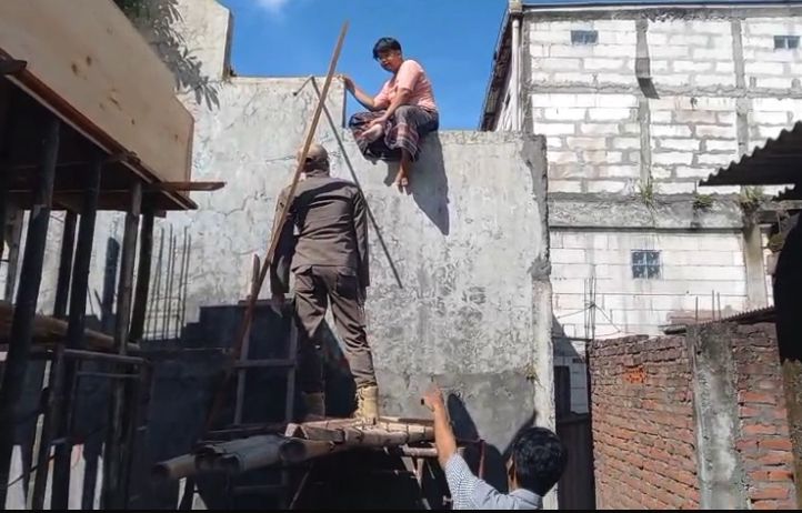 Ngamuk dan Naik Atap Rumah Warga, Pria Depresi Bawa Sajam Dievakuasi Damkar Gresik