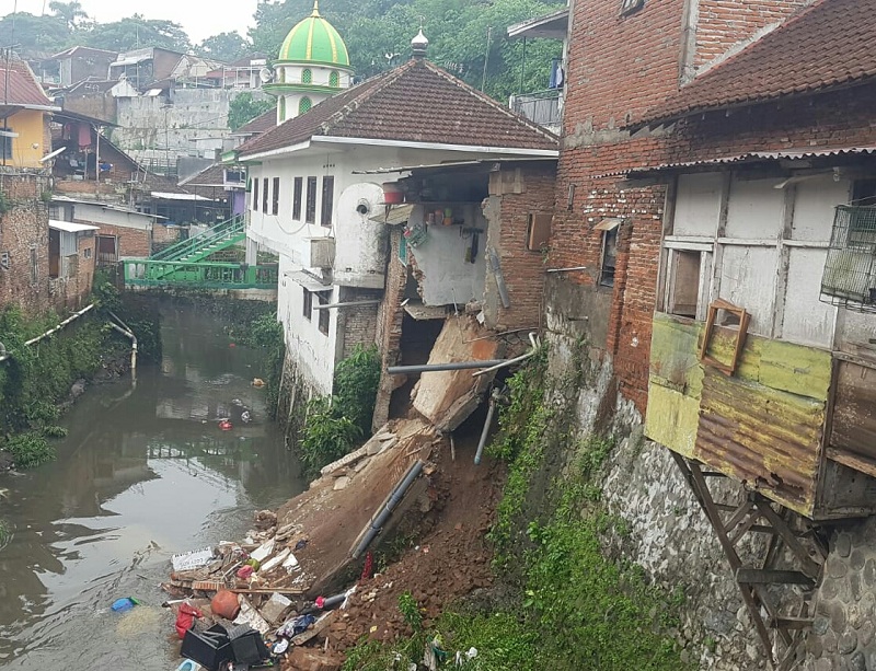 Bencana Longsor Terjang Dua Rumah Warga Kasin Malang 