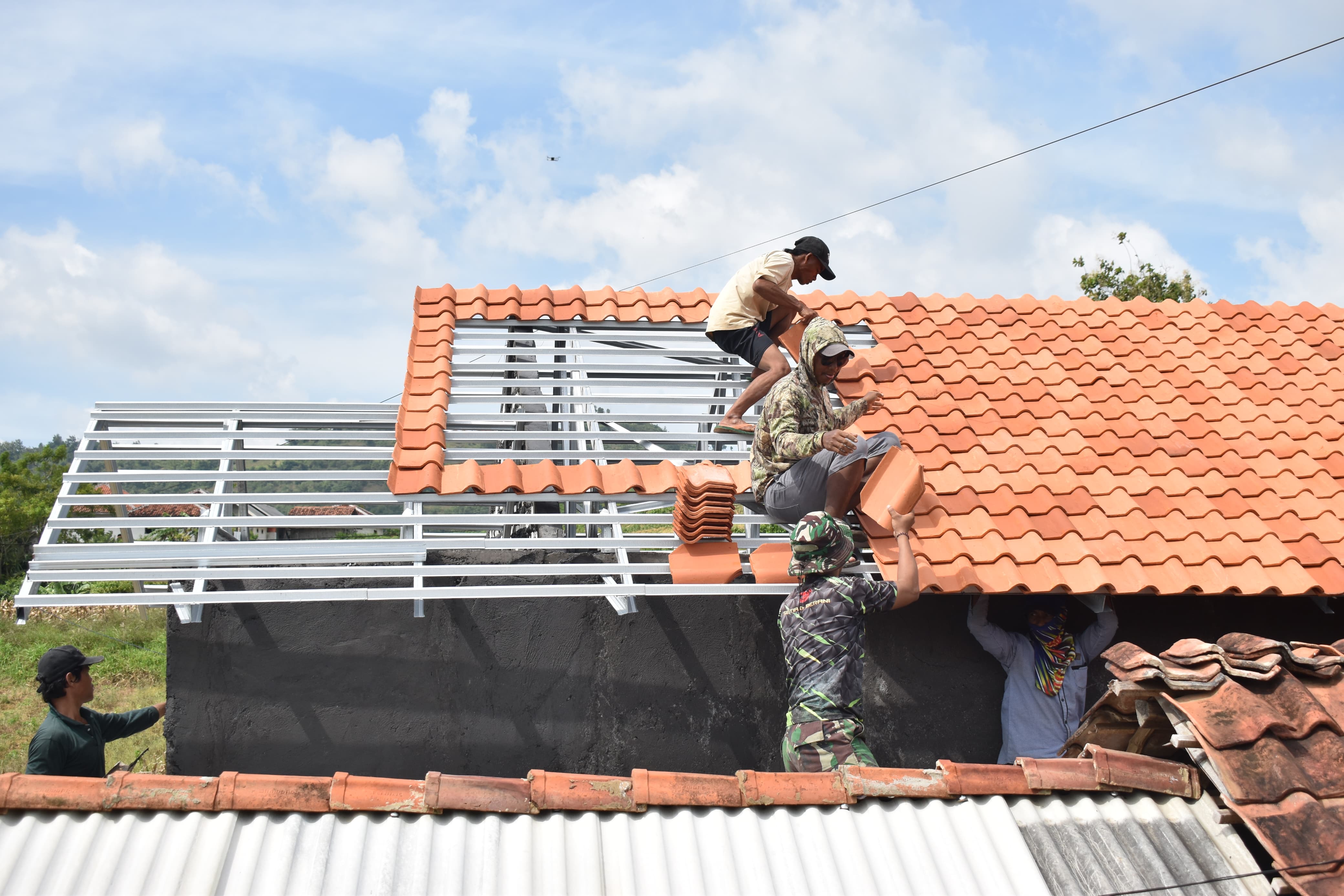 Satgas TMMD Tetap Semangat Pasang Genteng