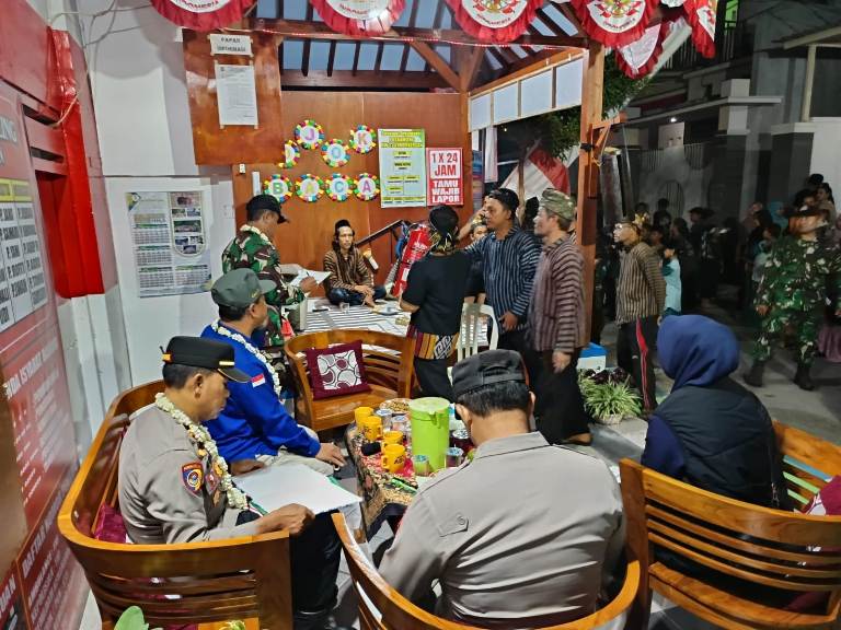 Polsek Lumajang Kota dan Forkopimcam Nilai Lomba Siskamling 2025 di Tompokersan