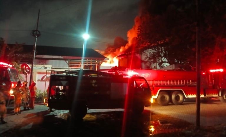 Kebakaran Pabrik Selotip Margomulyo Surabaya Merembet ke Dua Gudang Lain