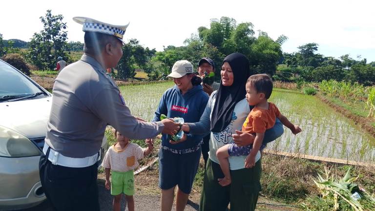 Polisi Magetan Ajak Tertib Berlalu Lintas sambil Bagi Nasi Bungkus