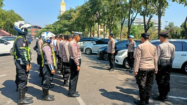 Polsek Gayungan Siagakan Personel Antisipasi Aksi Peringatan Hari Demokrasi Internasional di Polda Jatim