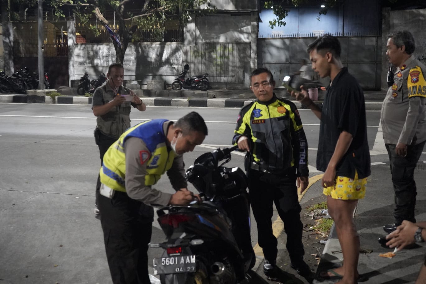 Patroli Dini Hari Polsek Tambaksari Amankan 8 Motor