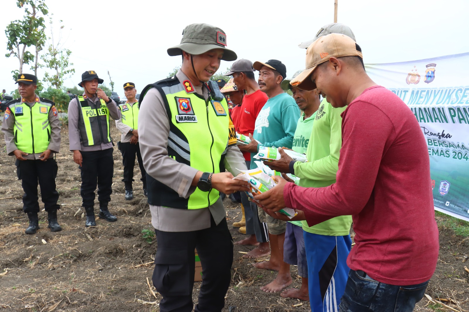 Sukseskan Asta Cita, Polres Bojonegoro Serahkan Bantuan Pertanian ke Masyarakat