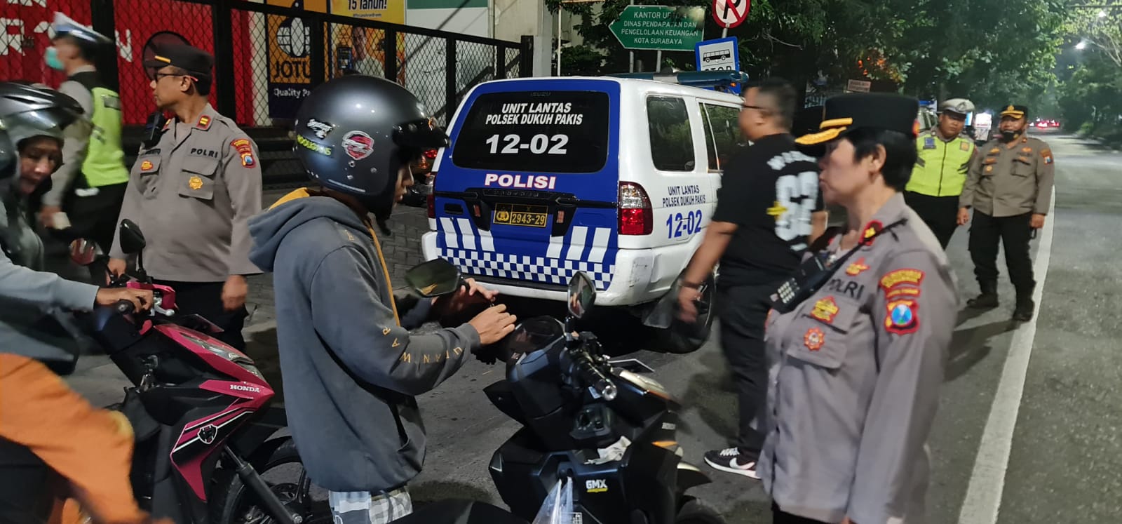 Kapolsek Dukuh Pakis Pimpin Operasi Kejahatan Malam Rayon 3 Bersama 3 Pilar, Amankan 4 Motor