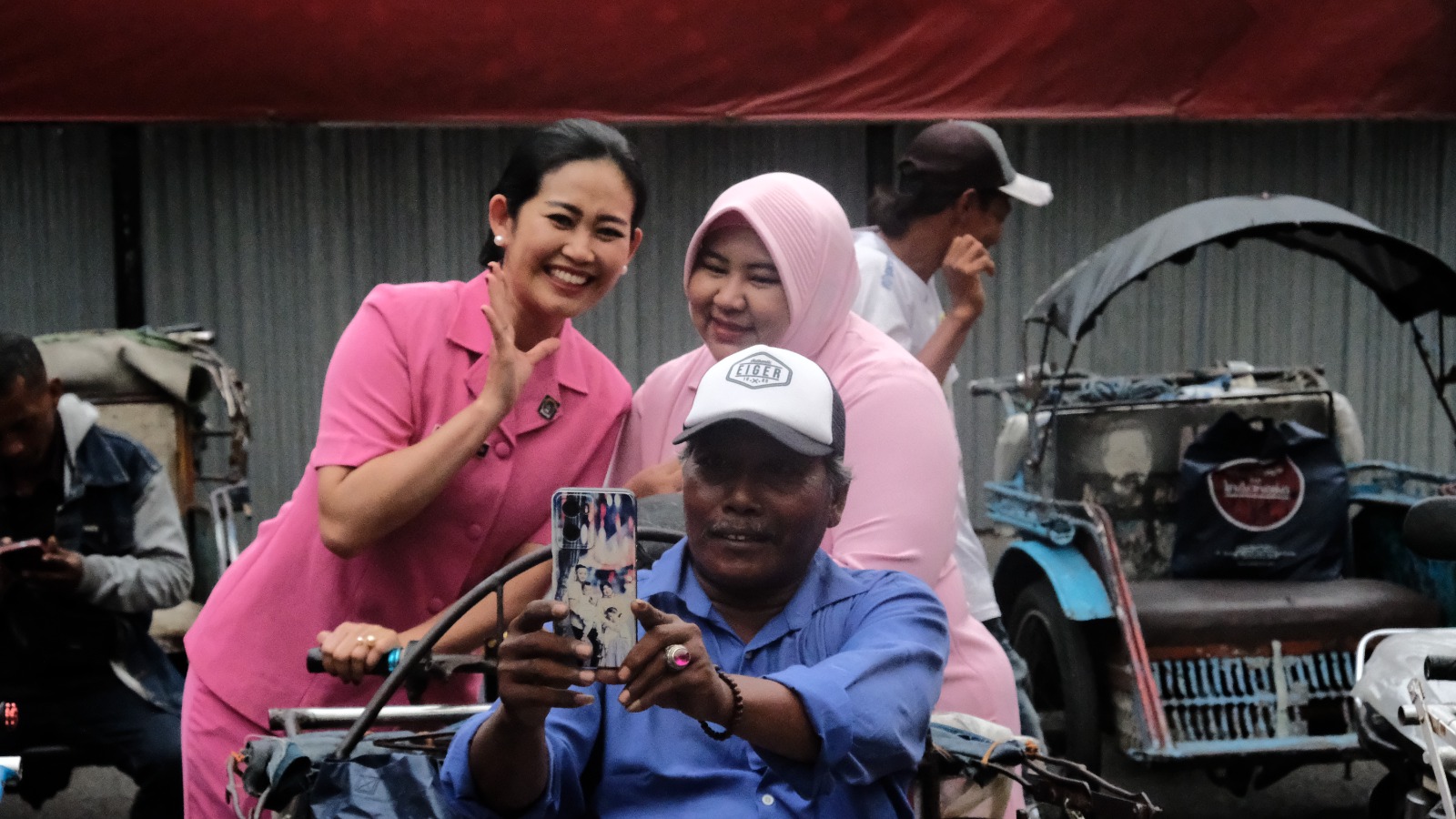 Bhayangkari Cabang Pelabuhan Tanjung Perak Gelar Bhakti Sosial Sentuh Hati Buruh TKBM dan Paguyuban Bentor