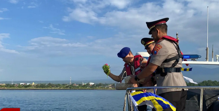 Polresta Banyuwangi Gelar Ziarah Laut dan Tabur Bunga di Selat Bali