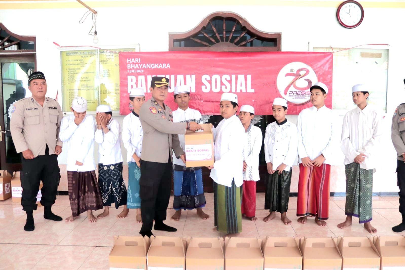 Peringati Hari Bhayangkara Ke-78, Polres Lumajang Berikan Bantuan Sosial Ke Pondok Pesantren