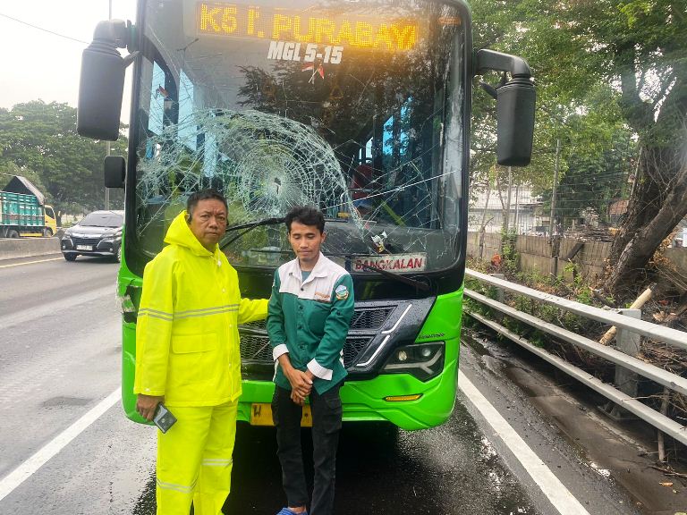Sopir Hilang Konsentrasi, Bus Trans Jatim Tabrak Truk di Tol Satelit