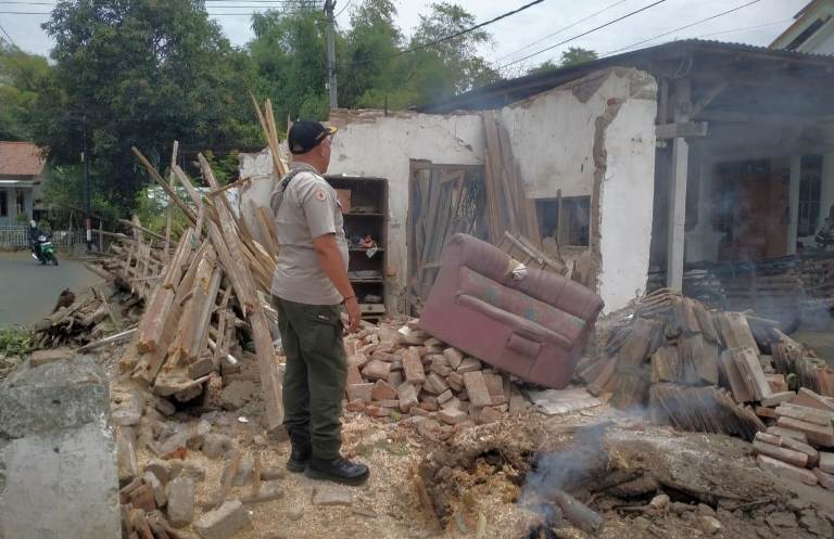 Tertimpa Pohon Tumbang, Toko Kakek 72 Tahun di Situbondo Ambruk 