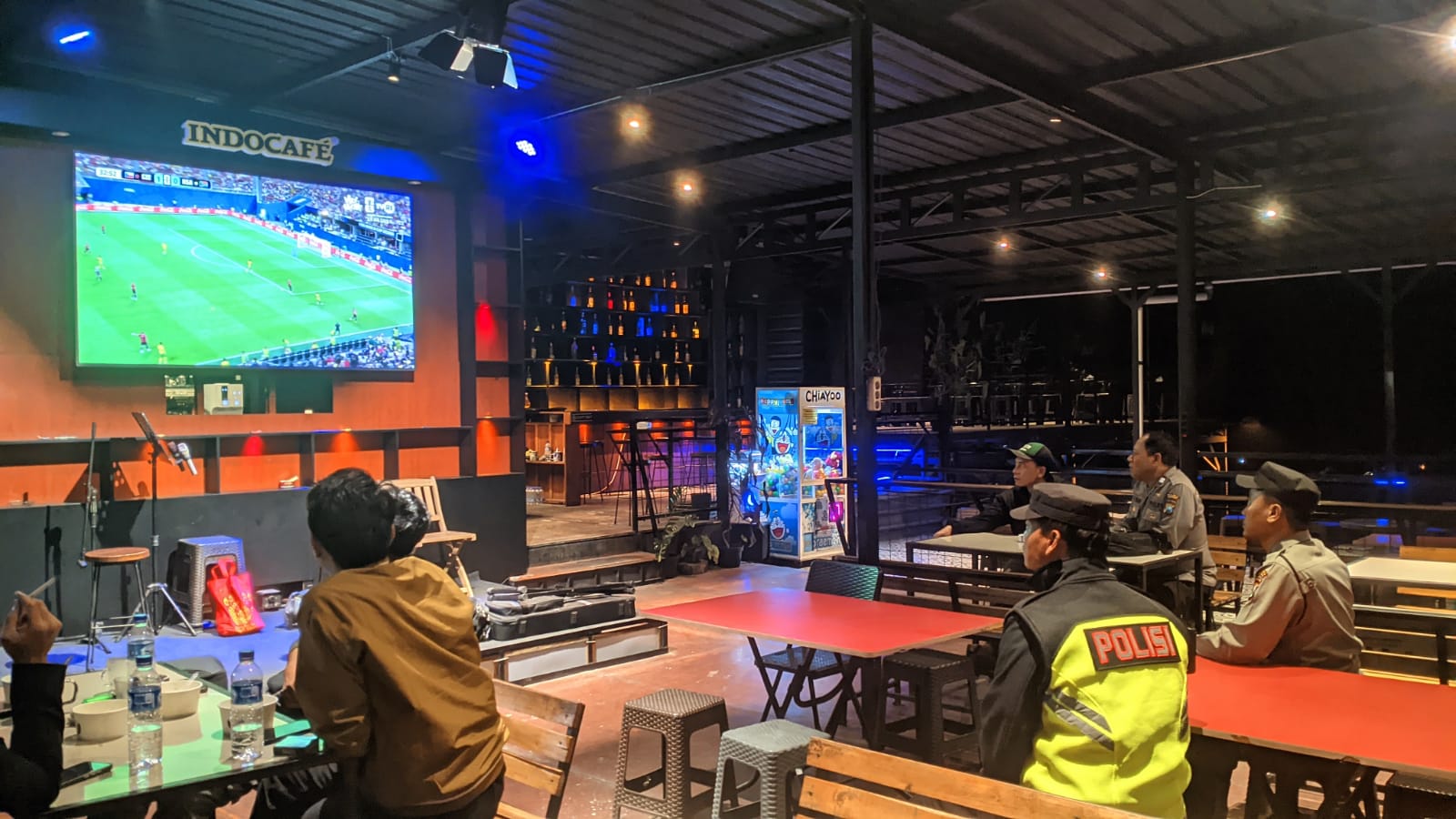 Sambut Hari Bhayangkara ke-80, Polisi Bersama Warga Pacet Nobar Piala Dunia 