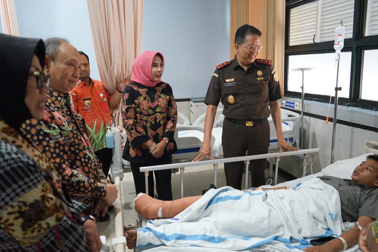 Kajati Jatim, Wabup dan Sekda Sidoarjo Beri Dukungan Moril Korban Tragedi Ponpes Al Khoziny Buduran di RSUD