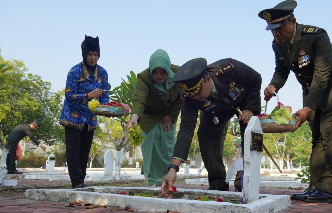 Jelang Peringatan HUT Ke- 80 TNI, Dandim Bojonegoro Ziarah dan Tabur Bunga