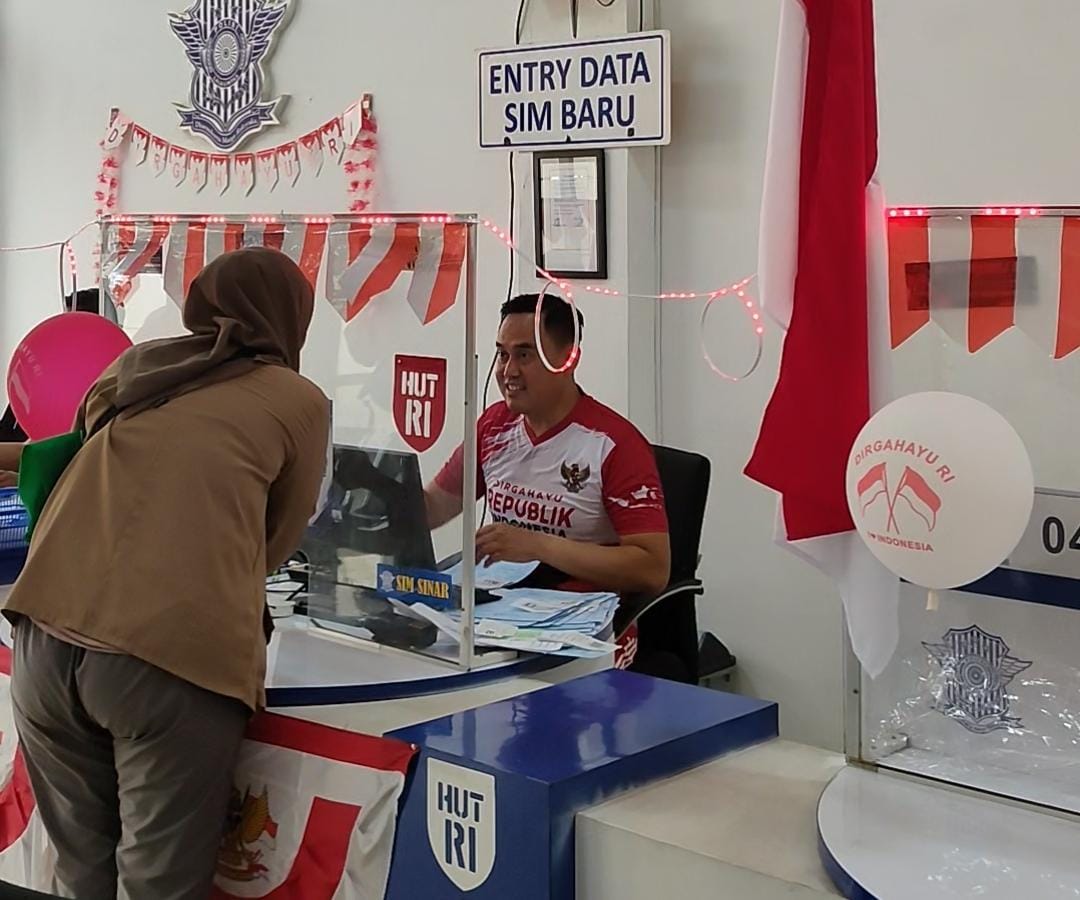 Semarak HUT ke-81 RI, Pelayanan di Satpas Colombo Surabaya Dibalut Nuansa Merah Putih