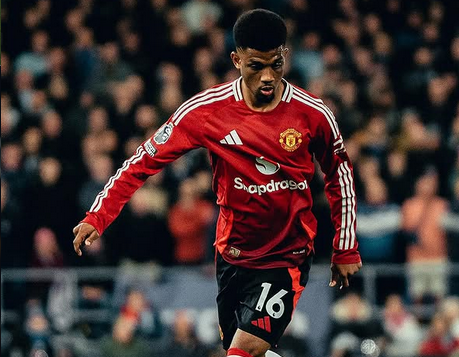 Amad Diallo Bela Carrick, Ruang Ganti MU Ingin Sang Legenda Bertahan Musim Depan