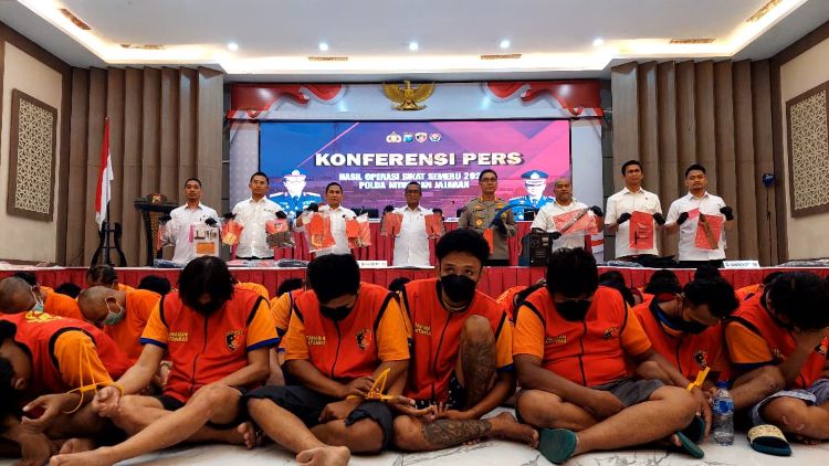 Polda Jatim Libas 1.135 Tersangka dalam Operasi Sikat Semeru 2025, Sita Celurit hingga Senjata Api
