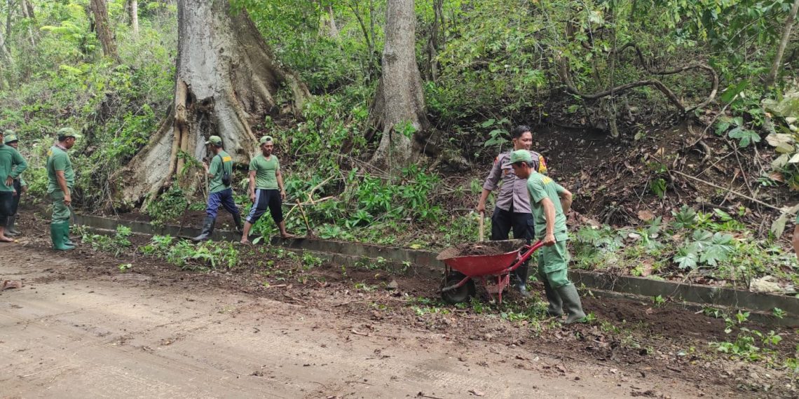 Polsek Bubulan Bersihkan Lumpur di Jalan Usai Banjir Bandang