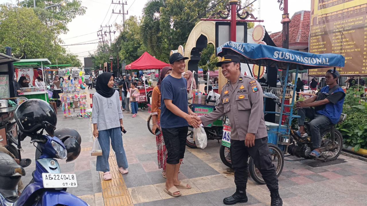Ngabuburit Aman, Polisi Ngawi Jaga Keramaian Bazar Takjil 