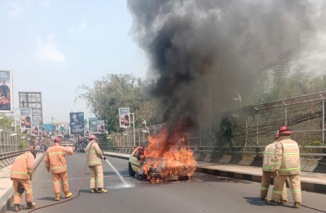 Selang Bensin Bocor, Mazda Astina Terbakar di Malang