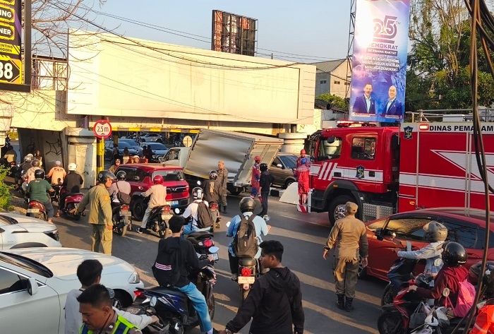  Mobil Boks Hantam Tiang Pembatas di Viaduk Gubeng Surabaya
