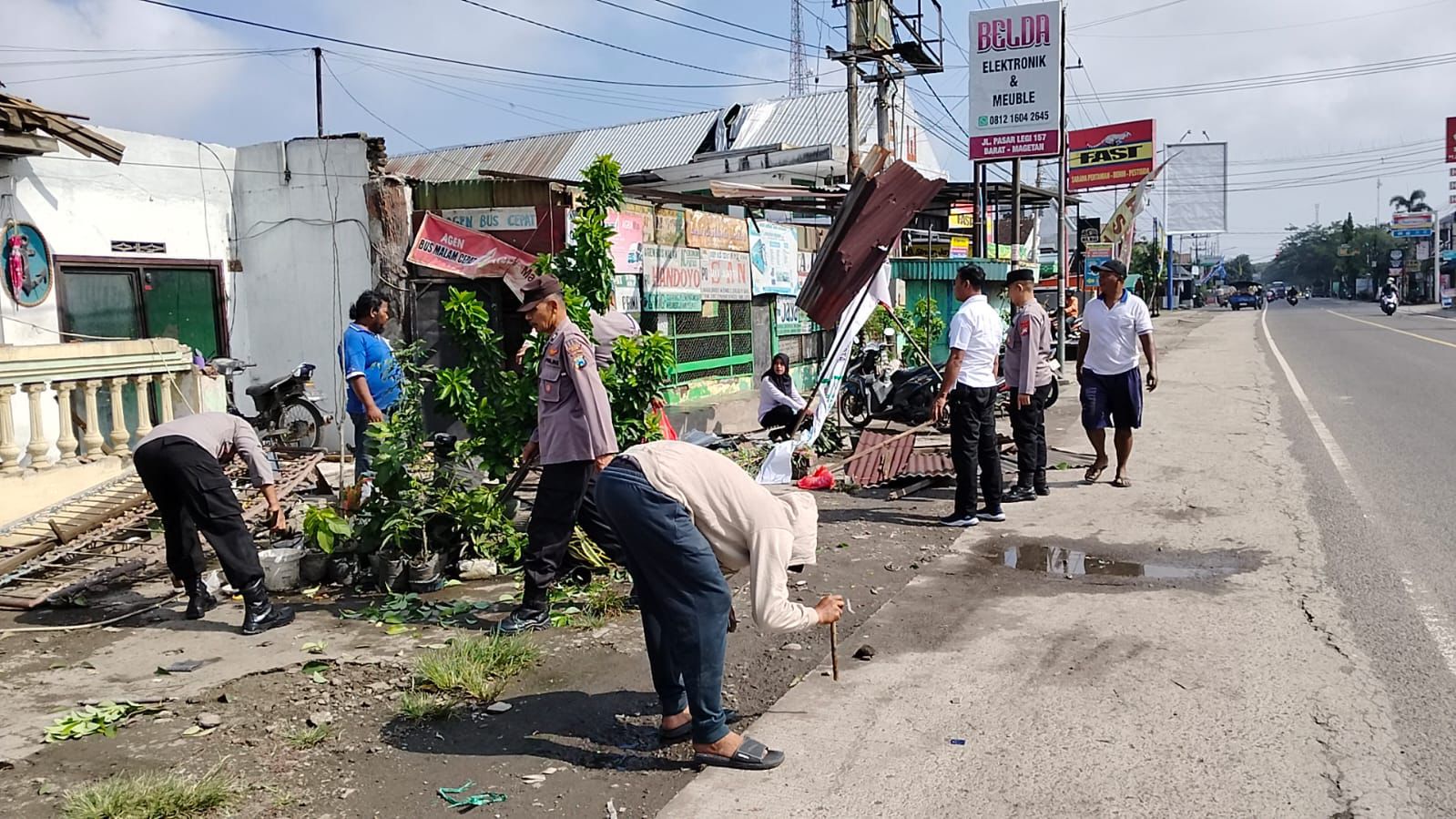 Puting Beliung Terjang Rumah Warga Geneng, Polisi Ngawi Turun Tangan Bantu Perbaikan dan Salurkan Sembako 