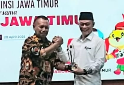 Nyalakan Api Pendidikan, Rektor UIBU Diganjar Penghargaan 
