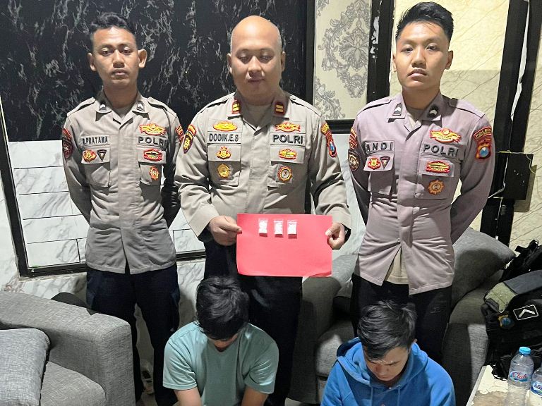 Cegah Tawuran di Tenggumung Wetan, Patroli Perintis Presisi Polres Tanjung Perak Amankan 2 Pemuda Bawa Sabu