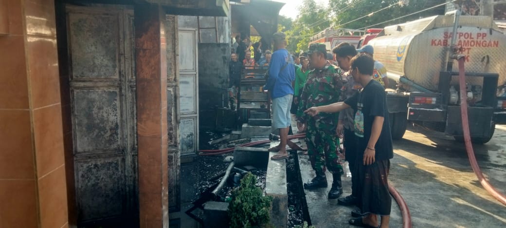 Isi Bensin Tepercik Api, Ruko di Lamongan Ludes Terbakar, Pemilik Terluka