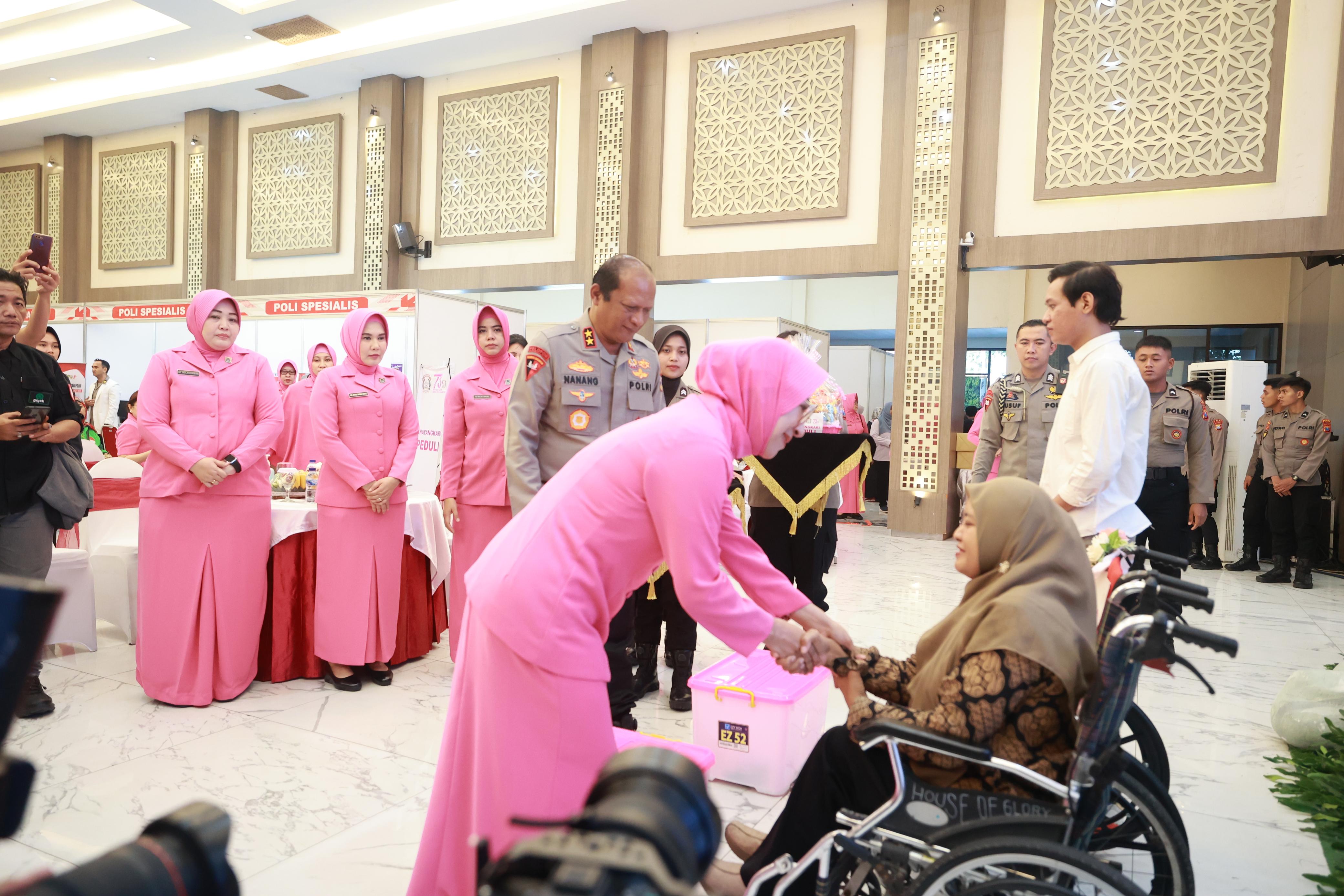 Polda Jatim Beri Bantuan Kursi Roda dan Tongkat ke Penyandang Disabilitas