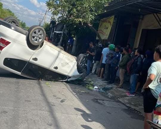 Nissan Grand Livina Tabrak 6 Motor di Jalan Raya Karang Poh, 4 Terluka