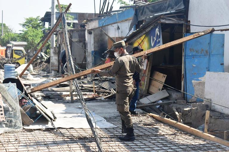 Pulihkan Fungsi Drainase, 11 Bangunan Liar di Sempadan Kebonagung Surabaya Dibongkar