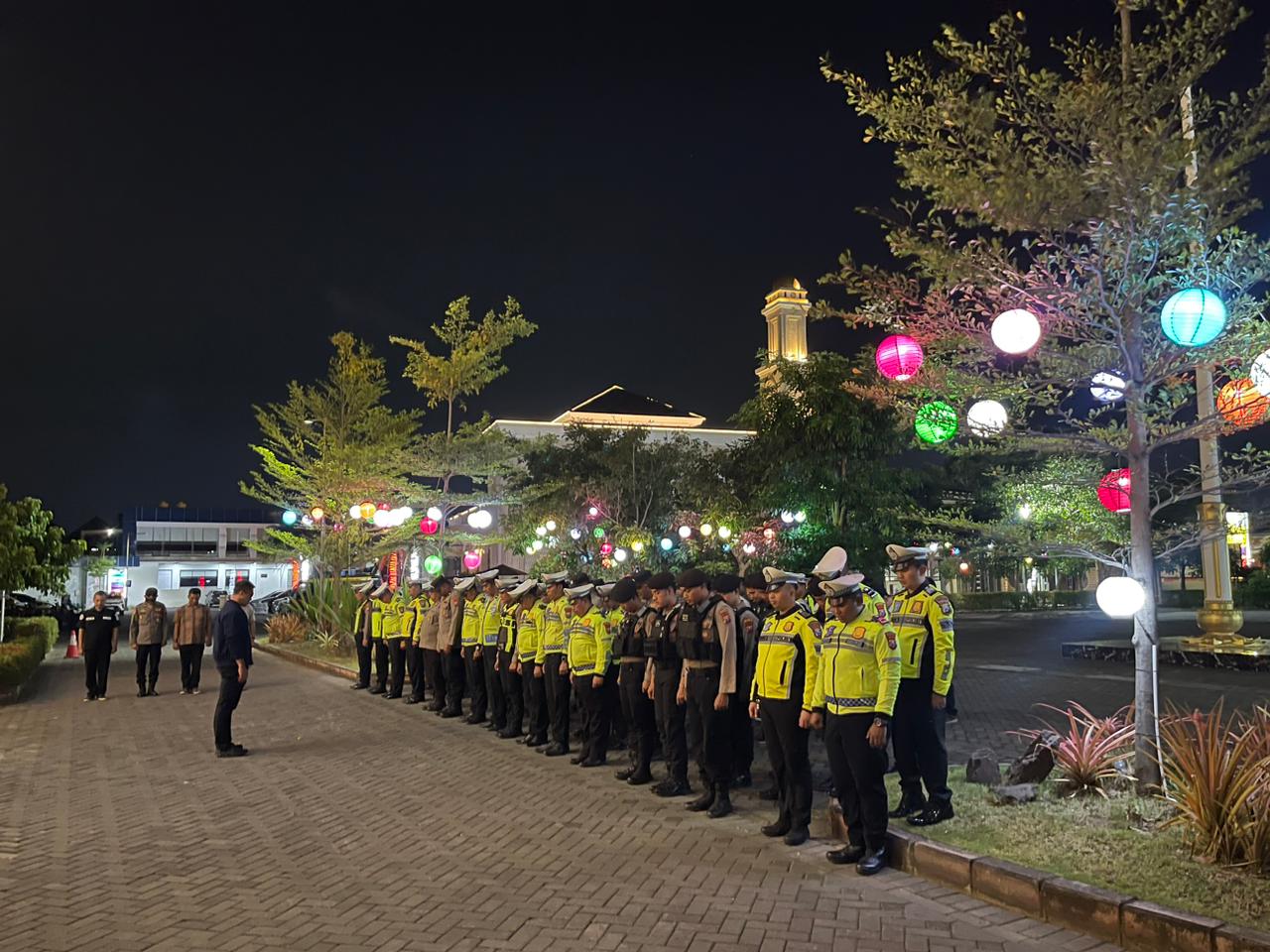 Warna-warni Lampu Hias Percantik Mapolresta Sidoarjo