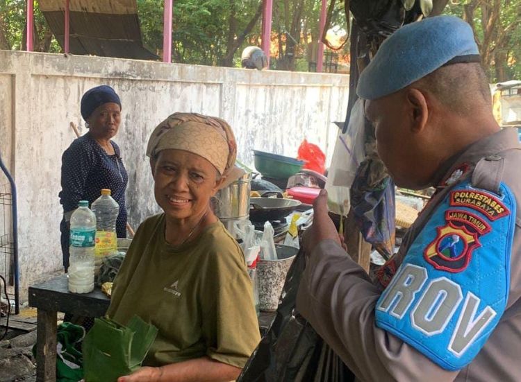 Di Balik Ketegasan, Provos Polsek Rungkut Hadir dengan Kepedulian Nyata