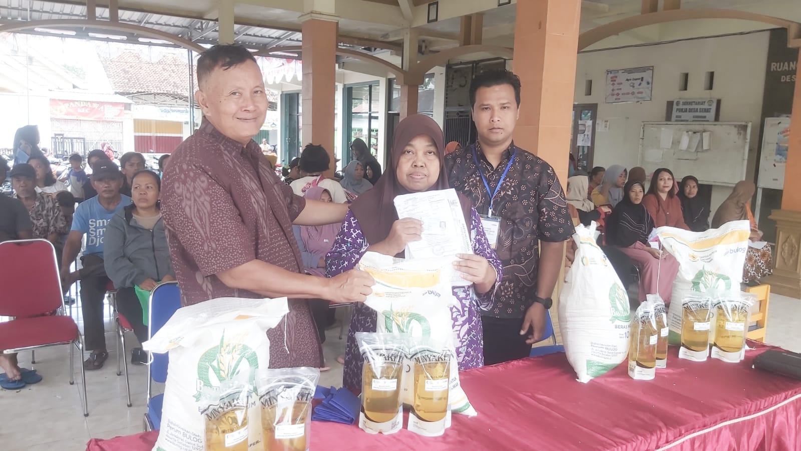 Ratusan KPM Desa Gendingan Terima Bantuan Beras dan Minyak Goreng