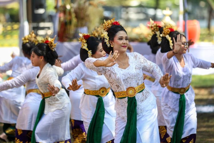 Ribuan Umat Hindu Gelar Upacara Melasti di Pantai Kenjeran Surabaya 